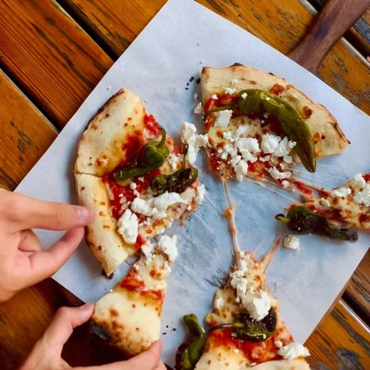 Quem tem Pizza nunca est&aacute; s&oacute;. 🤝

We are always happy to see you! Every day and especially Mondays and Fridays. For Burger or Pizza! You will find a link to book in our bio 🦀