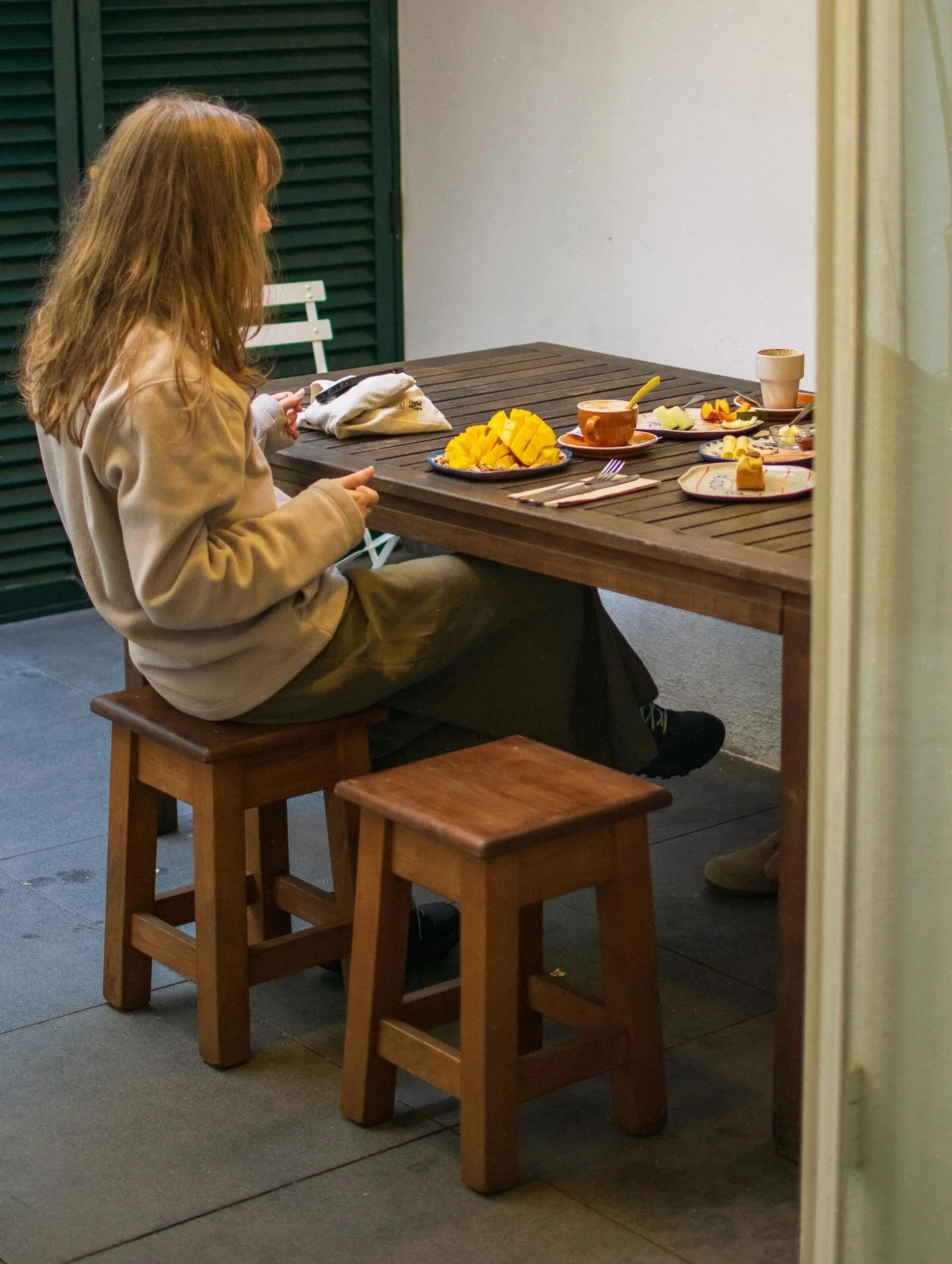 Jo&atilde;o served this super artsy (not fancy!) mango and he wanted to show you. 
&hellip;So you better be nice! 🥹

*also stop by sometime soon 🦀