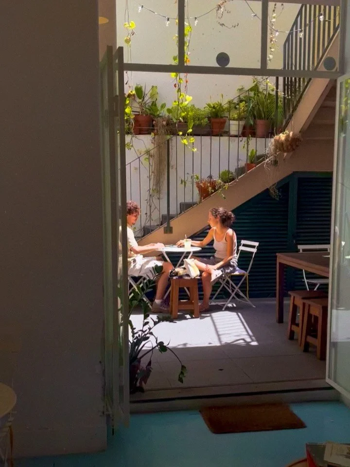 Do ver&atilde;o ao outono, o tempo abranda, o caf&eacute; aquence, o jardim mais verde

( e o canto mais forte? 😀)