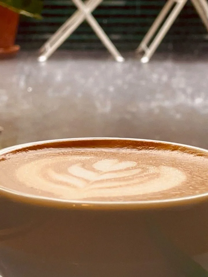 December is here!
Bringing a little bit of rain, Christmas lights, cozy vibes and our 
&ldquo;Festas schedule&rdquo;

25.12.  Thursday - closed
26.12. Friday - closed
27.12.  𝐂𝐨𝐧𝐯𝐢́𝐯𝐢𝐨 𝐝𝐞 𝐍𝐚𝐭𝐚𝐥 aka Vinyl party! 
1.1. 2026 🥳 - closed