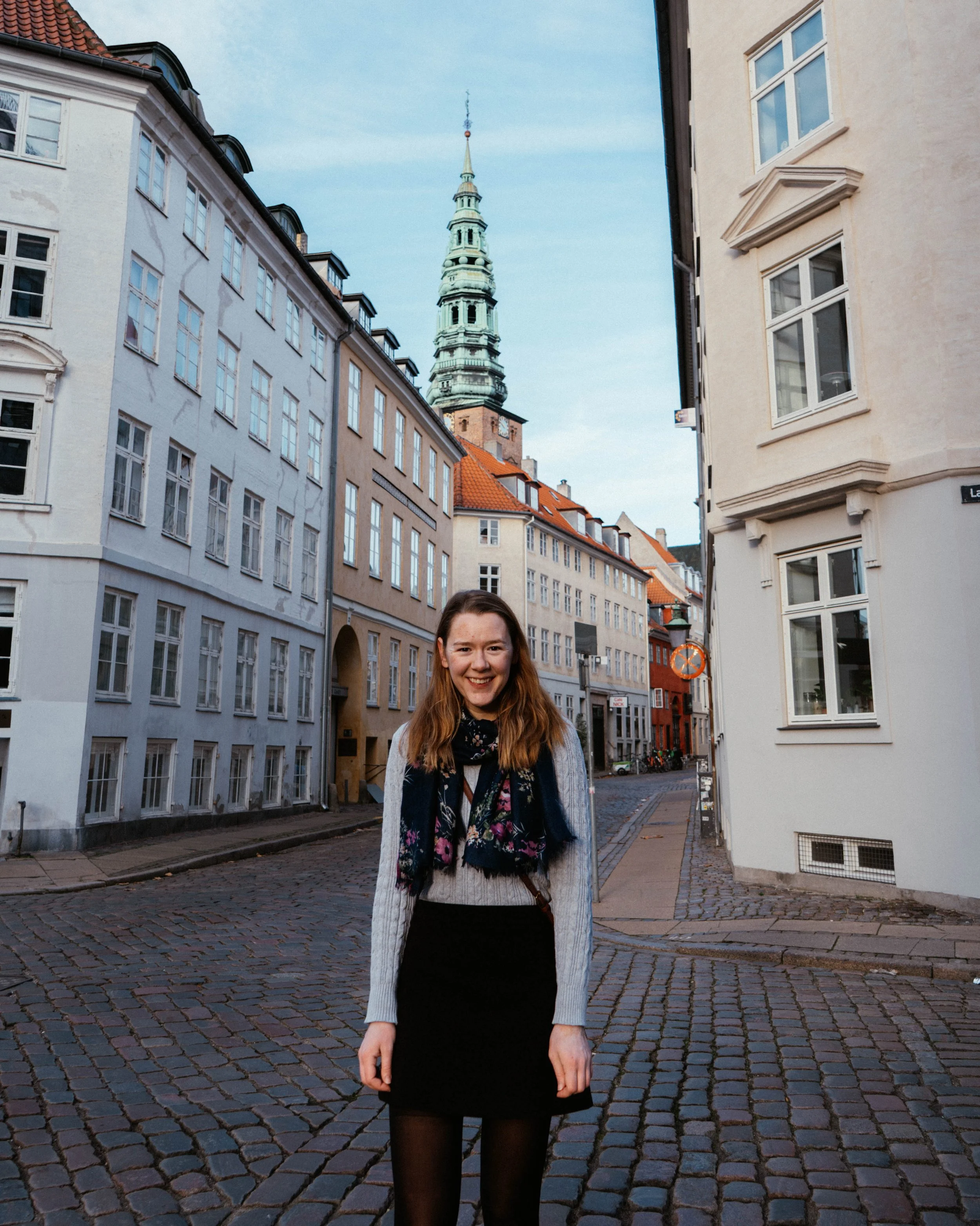 Tourist portraits photographed along Copenhagen’s canals, combining natural light, relaxed posing, and cinematic city scenery by a local Copenhagen photographer.