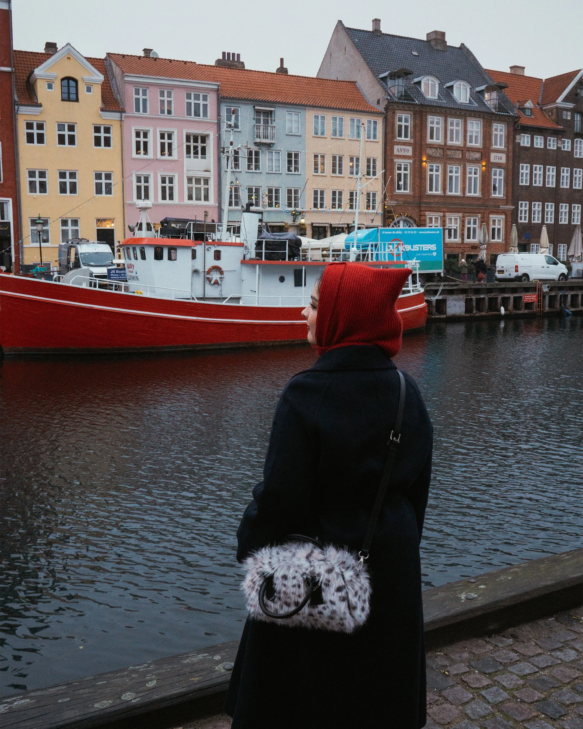 Solo traveller enjoying a personal photo experience in Copenhagen with a local photographer.