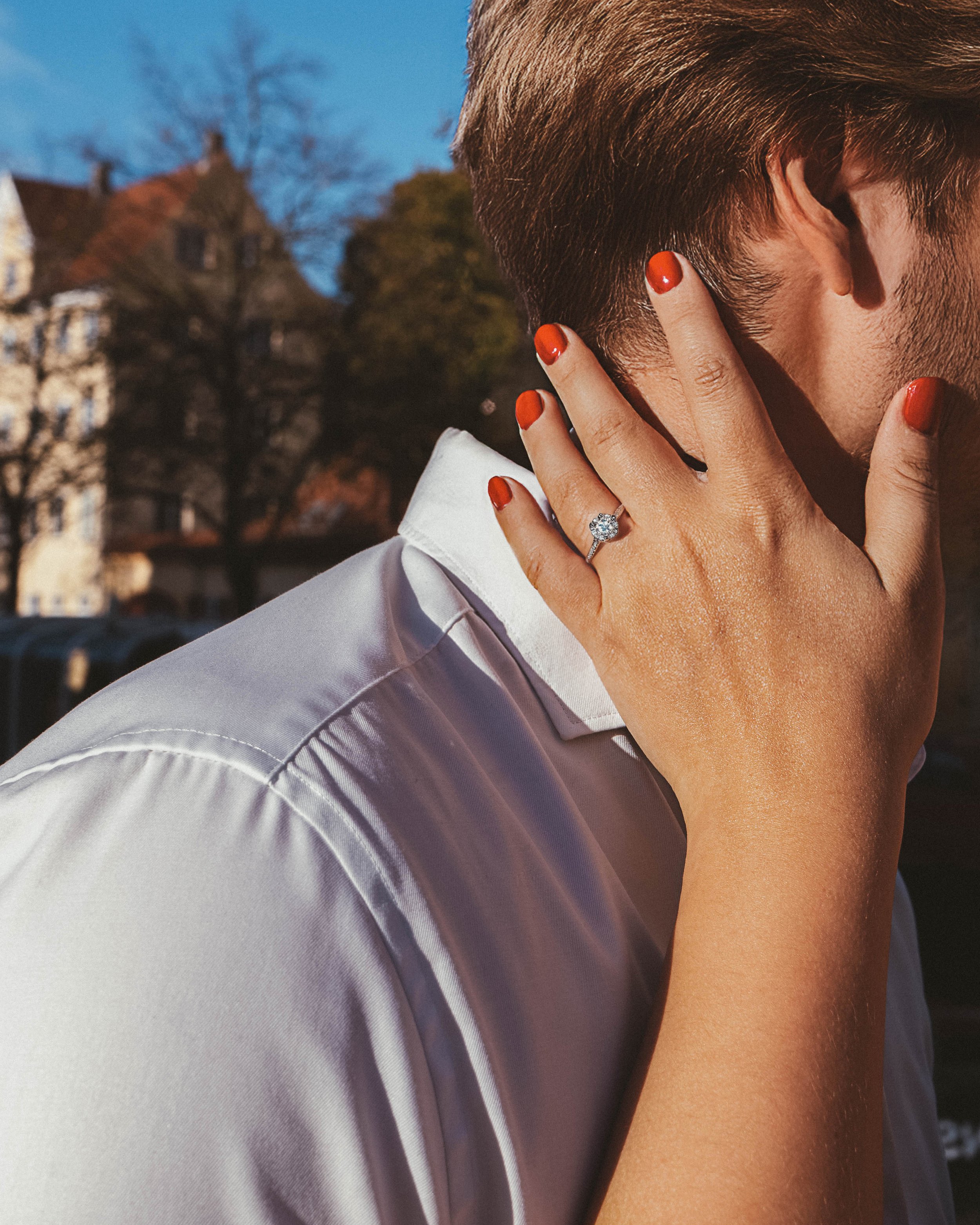 Lifestyle couples photoshoot photographed in a natural, relaxed style by a Copenhagen photographer, focused on movement, connection, and real moments.