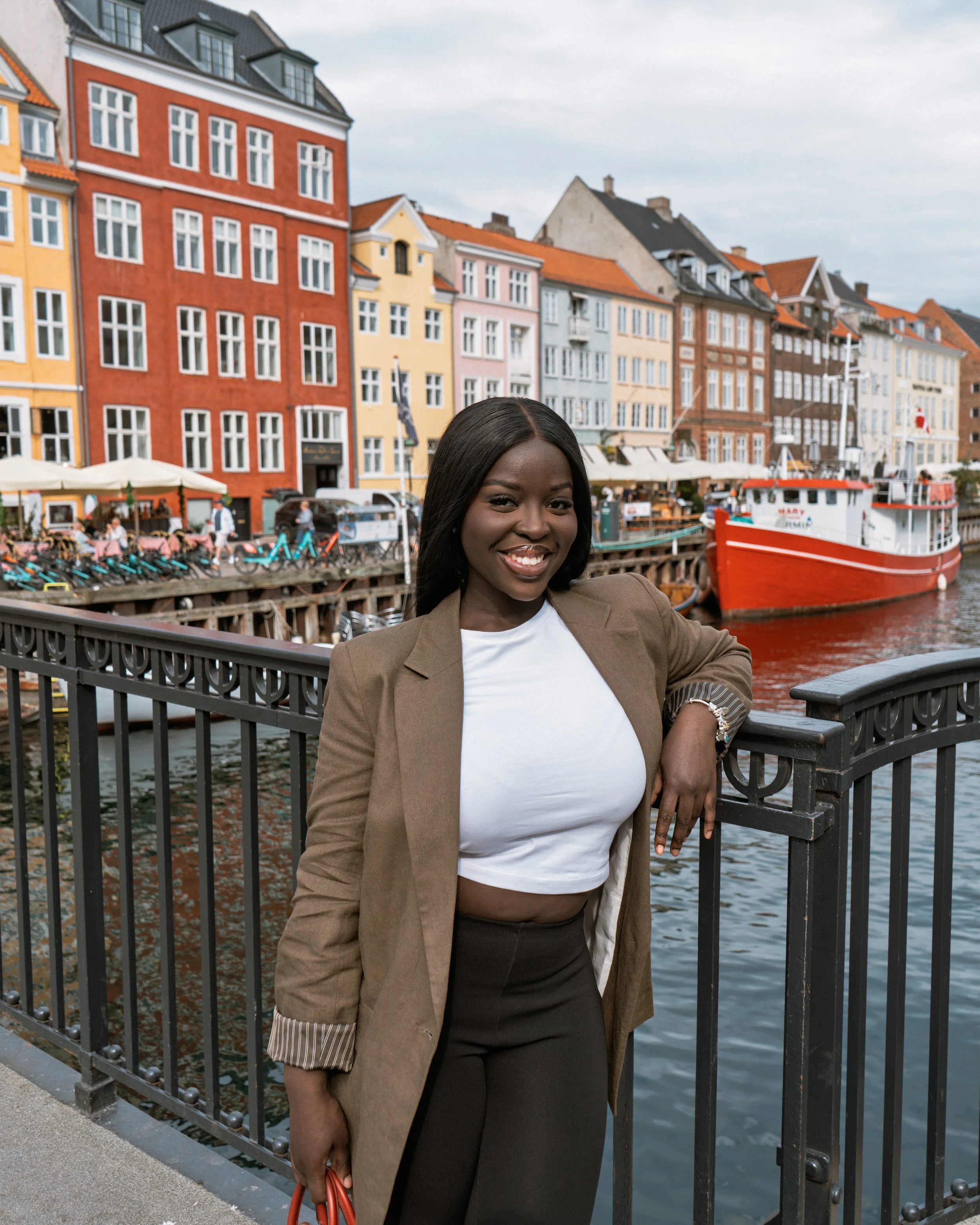 Couple enjoying a professional vacation photoshoot in Copenhagen city centre