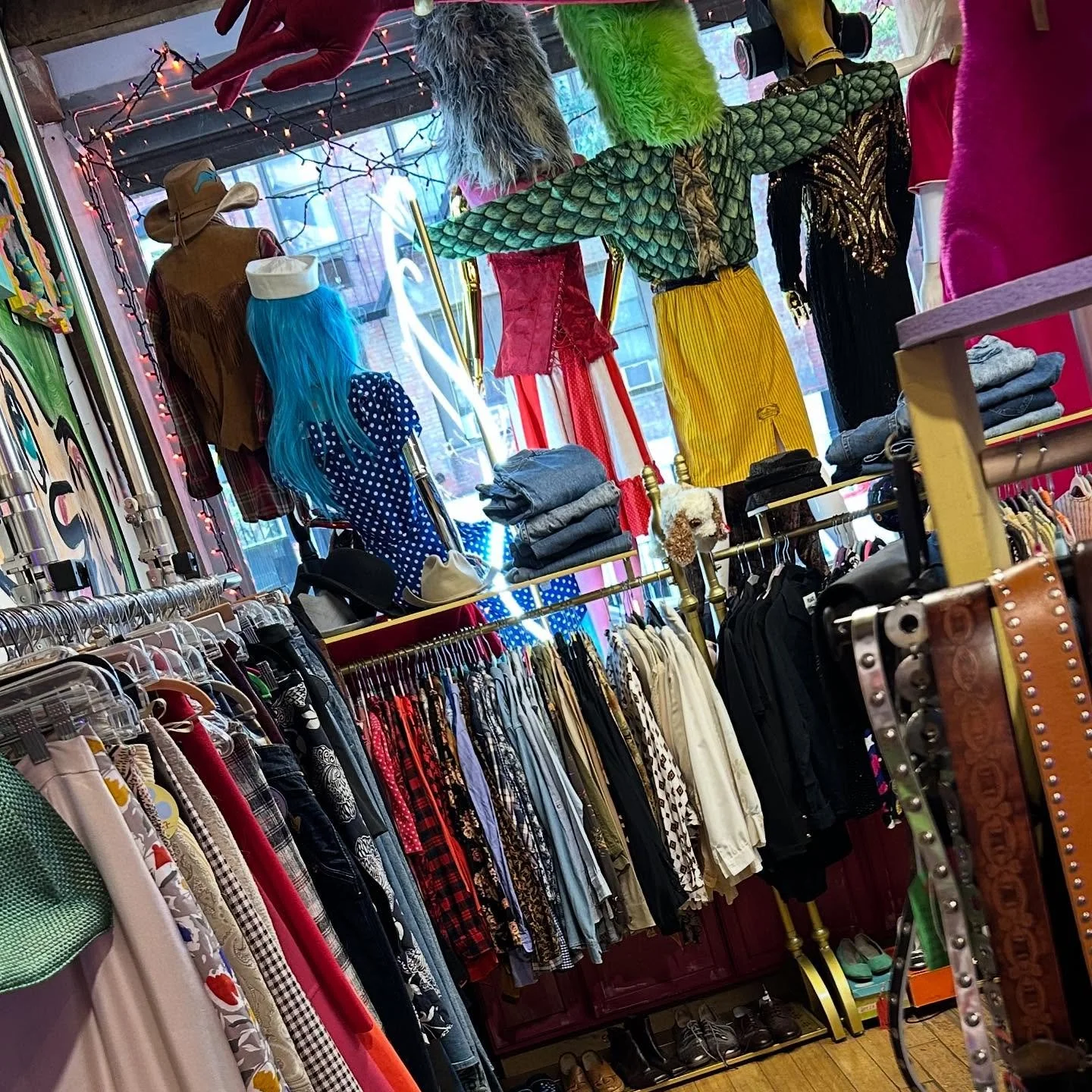 It&rsquo;s the last week to shop our current vendor line up! 
This Wed-Fri 1-7pm &amp; Sat-Sun 12-6pm come get amazing vintage, preloved, and handmade items from:
@avenuevintagenyc_ 
@capejasminewaxco 
@evvintagecollective 
@hanzawamarket 
@ratresale