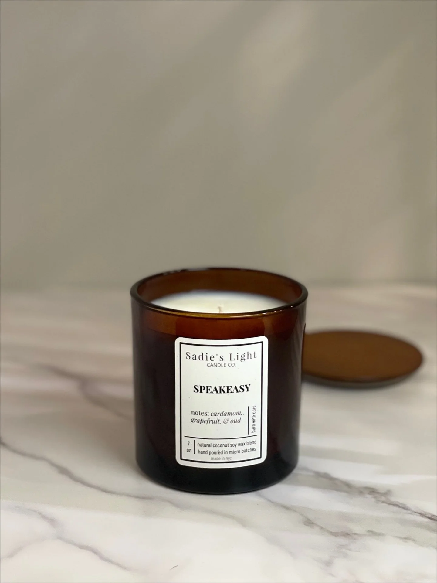 🕯️NYC winter vibe just dropped🕯️@sadieslightcandleco &mdash; hand poured in micro batches in Hell&rsquo;s Kitchen. Vegan, made with coconut-soy wax, cotton wicks, and natural fragrances. Perfect for your weekend movie night, holiday gifting, bath t