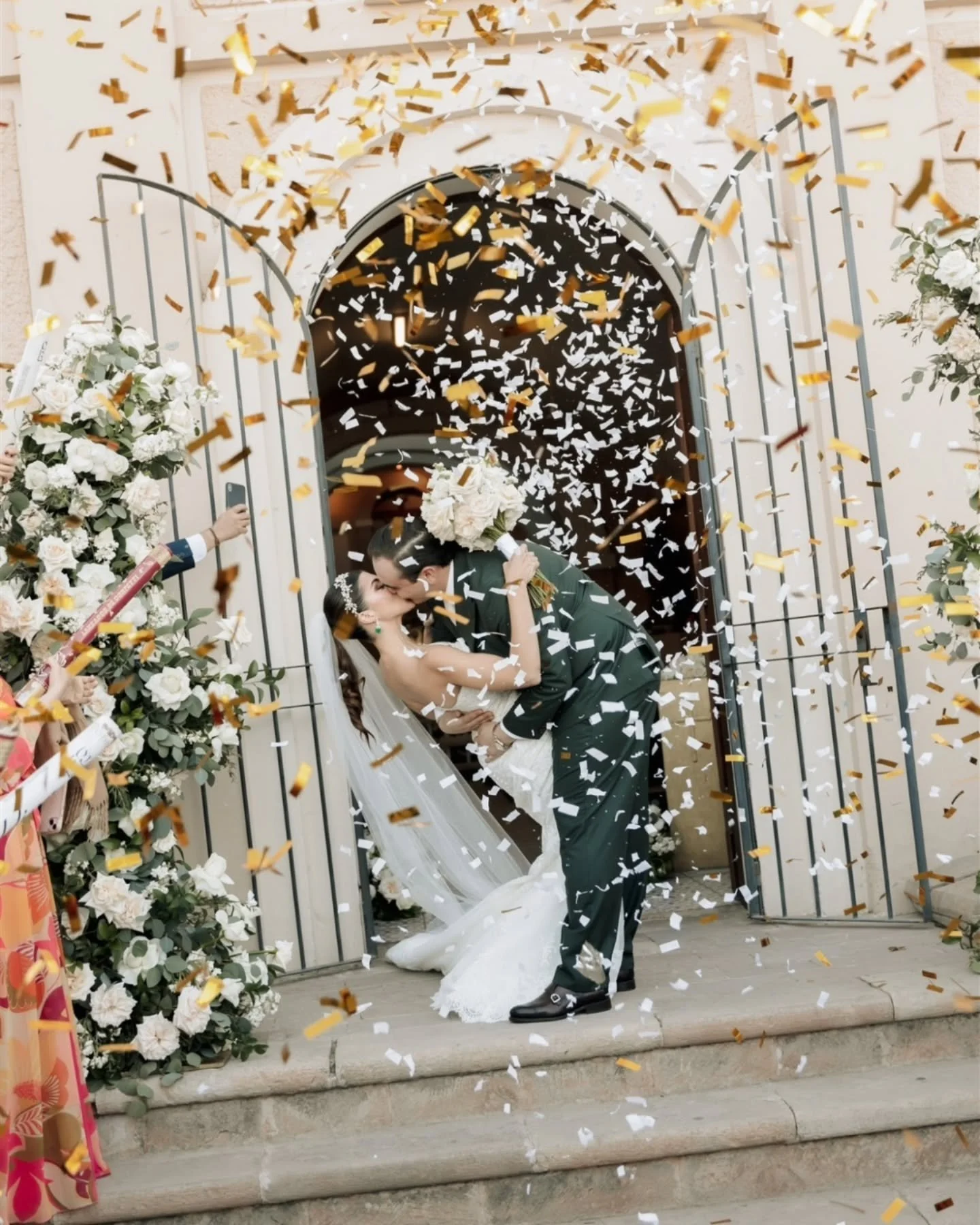A dream wedding on the rooftop of the Hotel Coraz&oacute;n, Los Cabos ✨
Ocean views, elegant details, and a heartfelt, fun-filled atmosphere.
Guests flew in from all over Mexico to celebrate Ana Fer and Homero's love in style.
From haute couture touc
