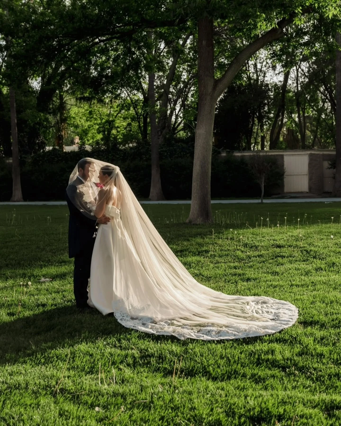 Images that will reflect your wedding day unfolding, just as it happens. Honestly, the perfect and the imperfect. The fun, the hugs, the tears, the nerves, and all the vulnerable moments of your family and friends. With a relaxed &lsquo;journalistic&