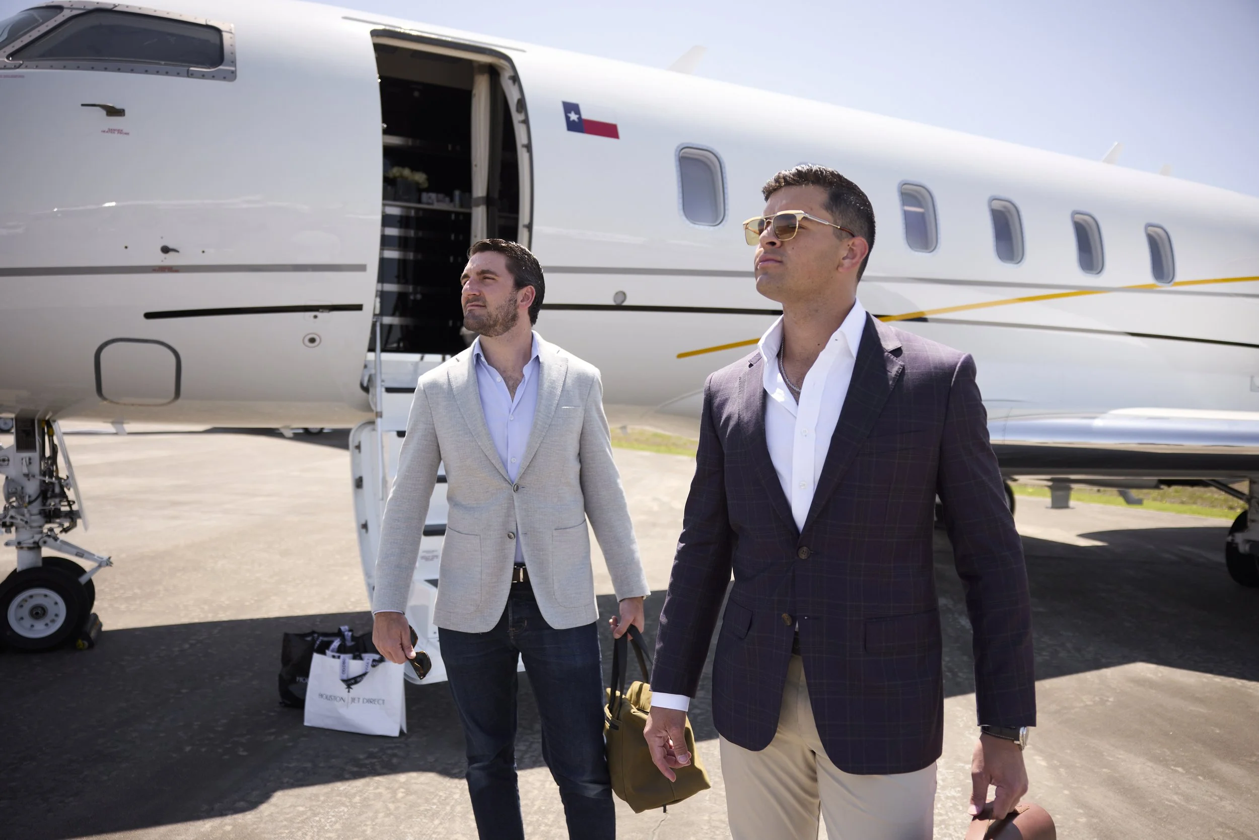 07_Thomas_Cokinos_Antonio_Cruz_Outside_Jet_673.jpg