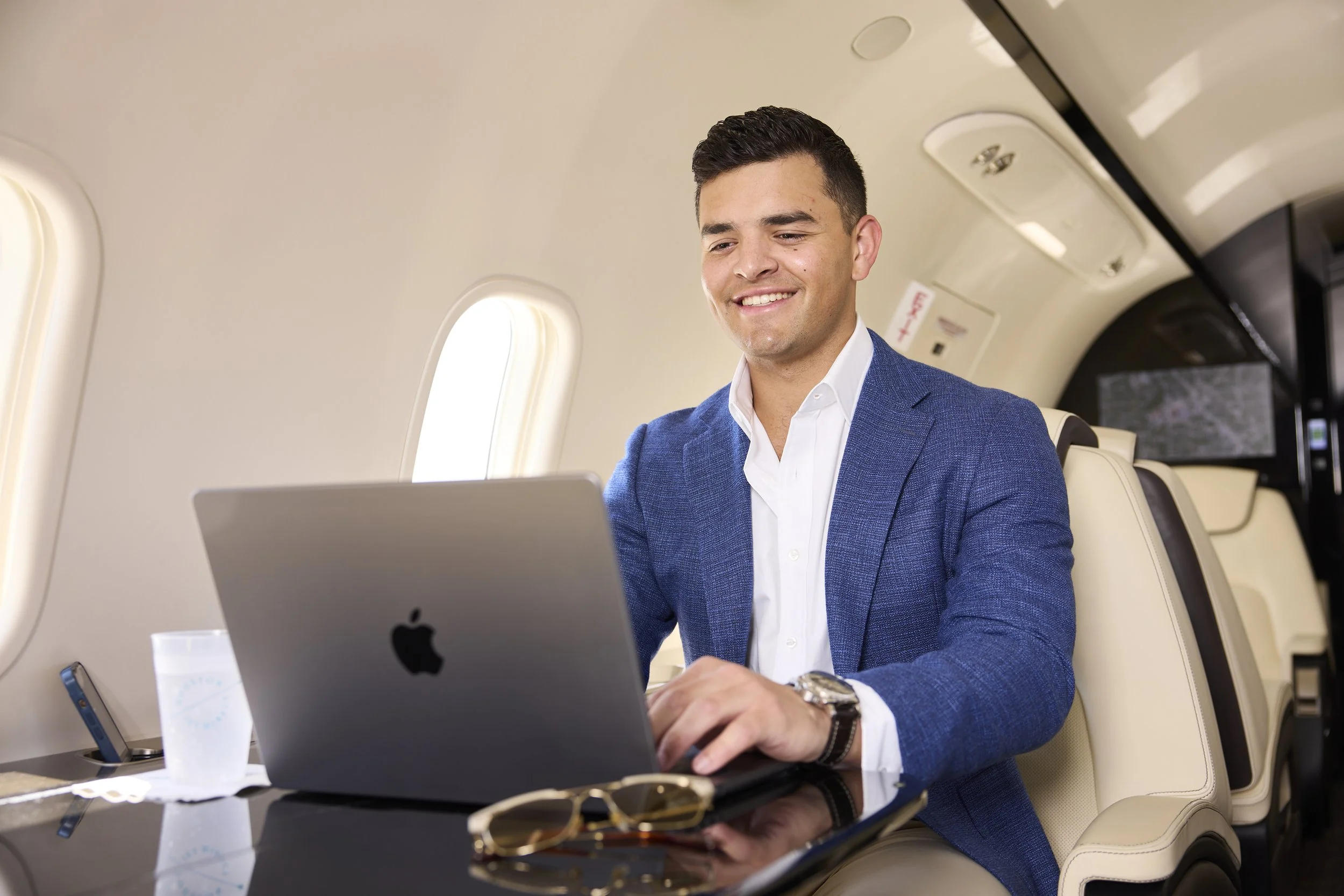 06_Thomas_Cokinos_and_Antonio_Cruz_Inside_Jet_423.jpg