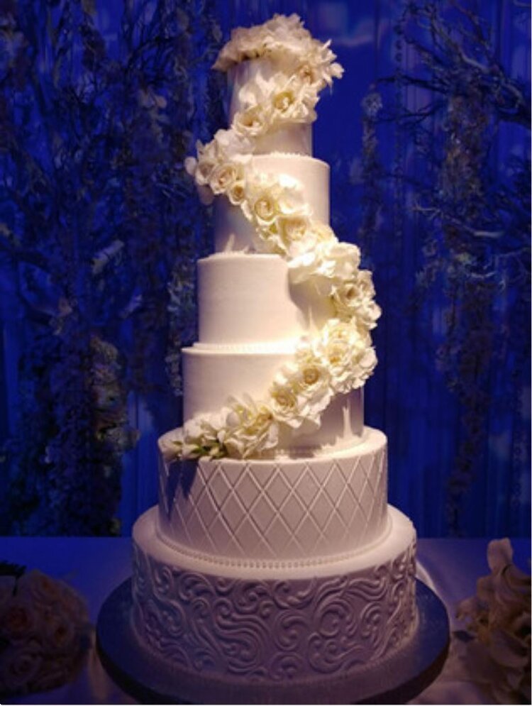  white wedding cake with white roses 