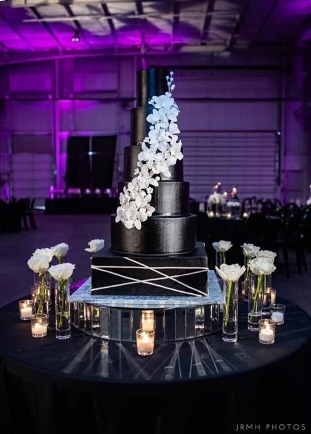  black wedding cake with white flowers 