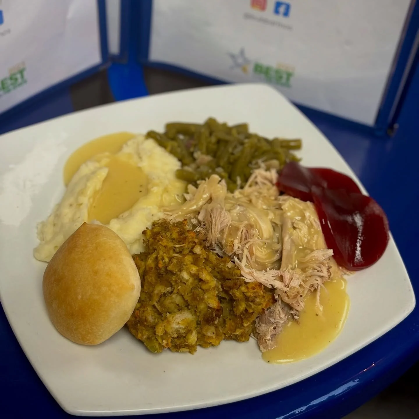 🦃 BUB&rsquo;S DELUXE THANKSGIVING PLATTER 🦃

Our Thanksgiving Platter includes Roasted Turkey, Mashed Potatoes, Gravy, Green Beans, Stuffing, Cranberry Sauce &amp; a Dinner Roll. 😋

This meal is for dine-in &amp; call-in carry out orders only! Thi