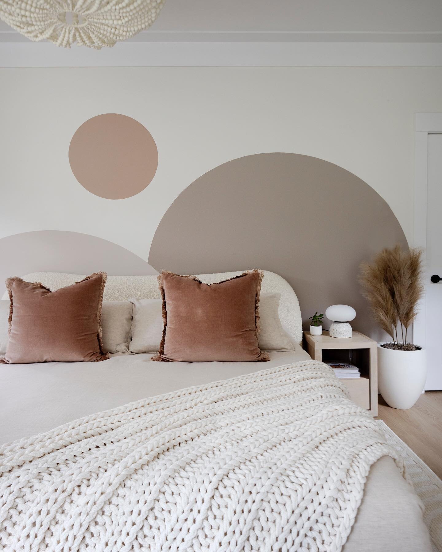 Where to find peace? Here📍

Photographer by: @janisnicolayphotography

#quintessentialliving #lindalaminteriordesign #interiordesigner #interiordesignvancouver #bedroomgoals #bedroomdecor #loveyourspace #homedecor #potterybarn #urbanbarn #mycb2 #cb2