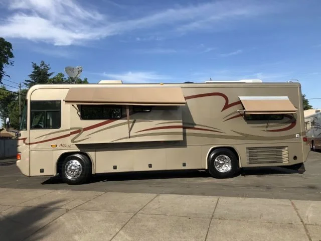 2002 Country Coach Allure 32'