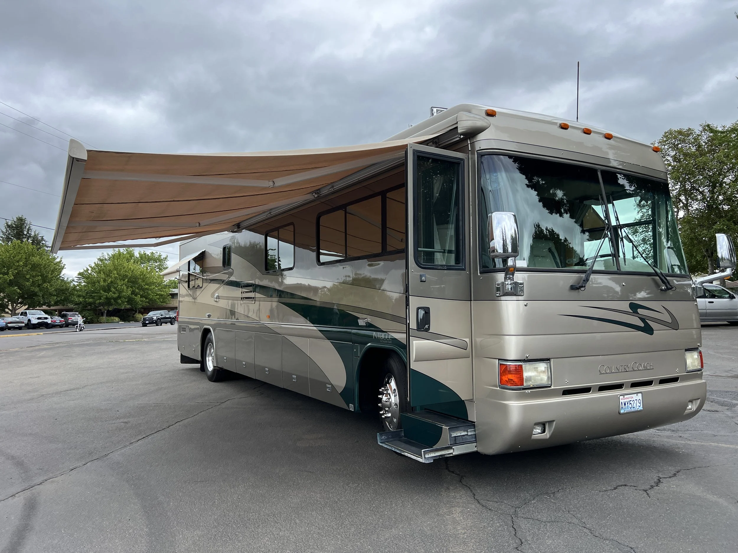 2002 COUNTRY COACH INTRIGUE 40' SUITE OF DREAMS