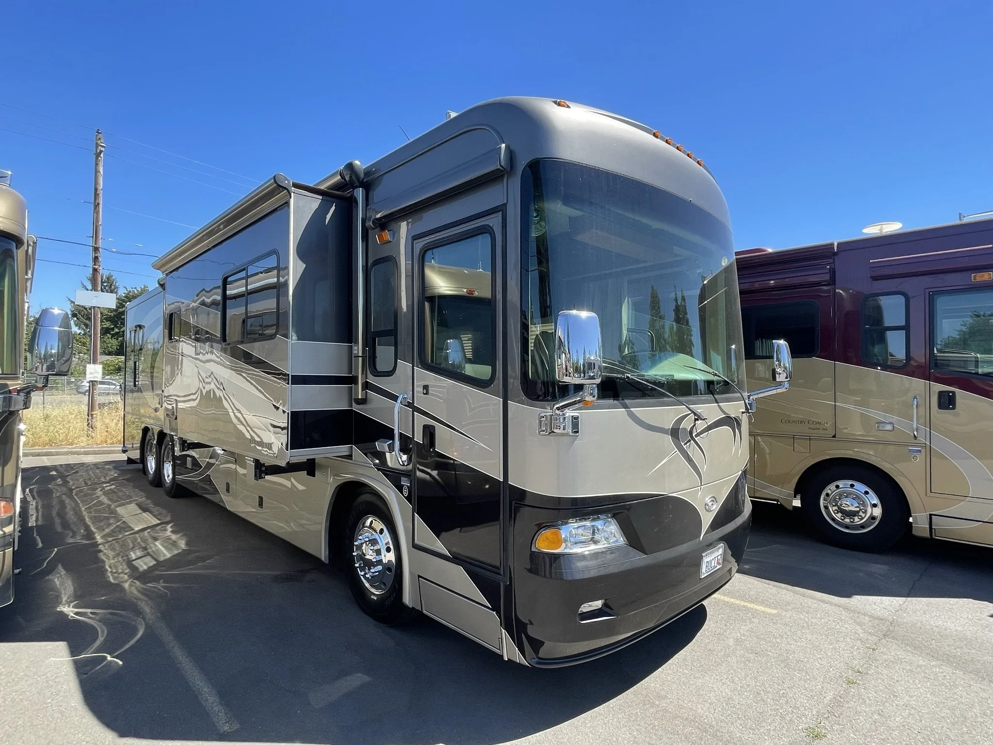 2005 Country Coach 40' Allure Hood River (with Tag Axle)
