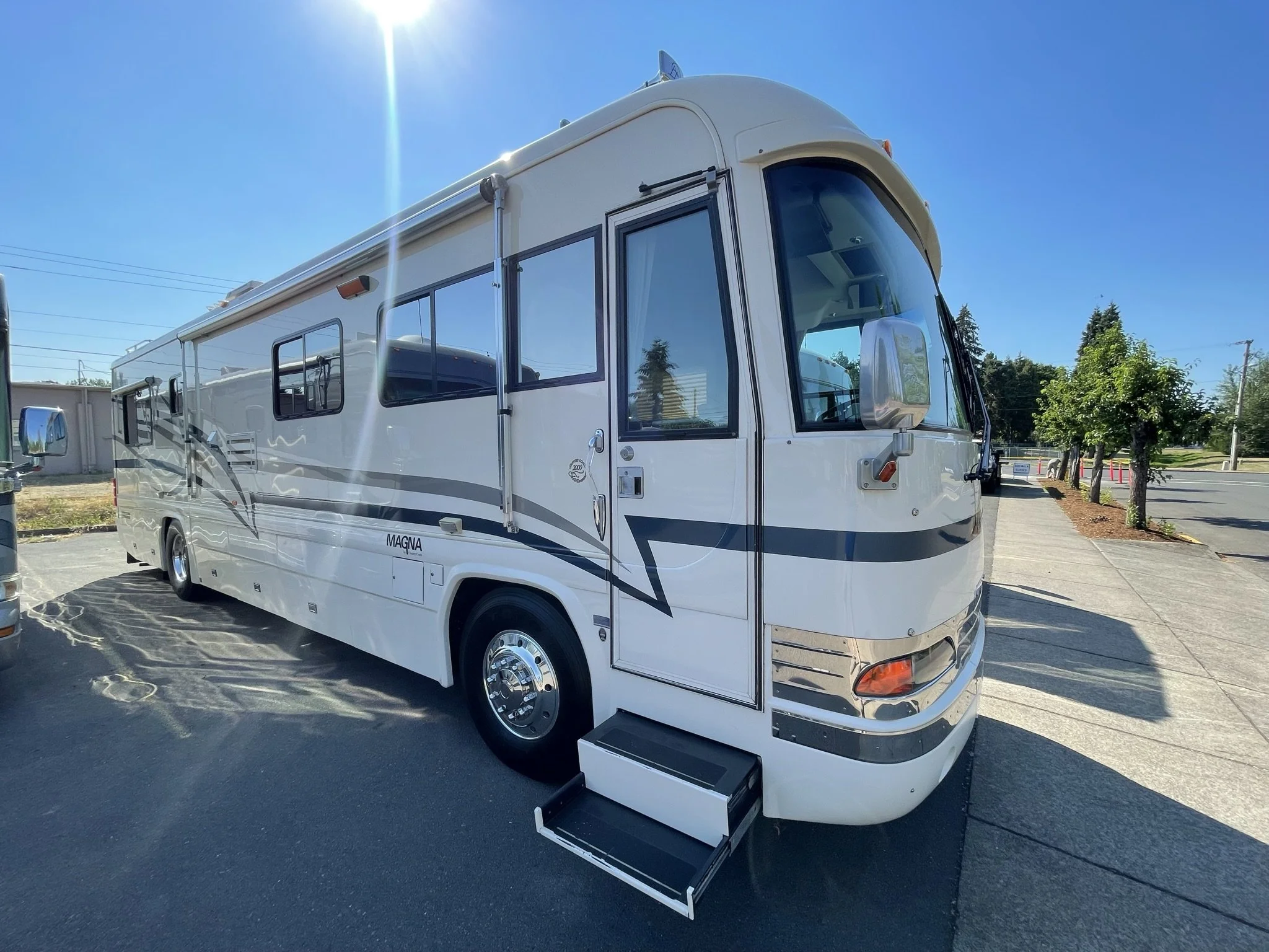 2000  Country Coach Magna (Millennium) 36' Galley Sensation 