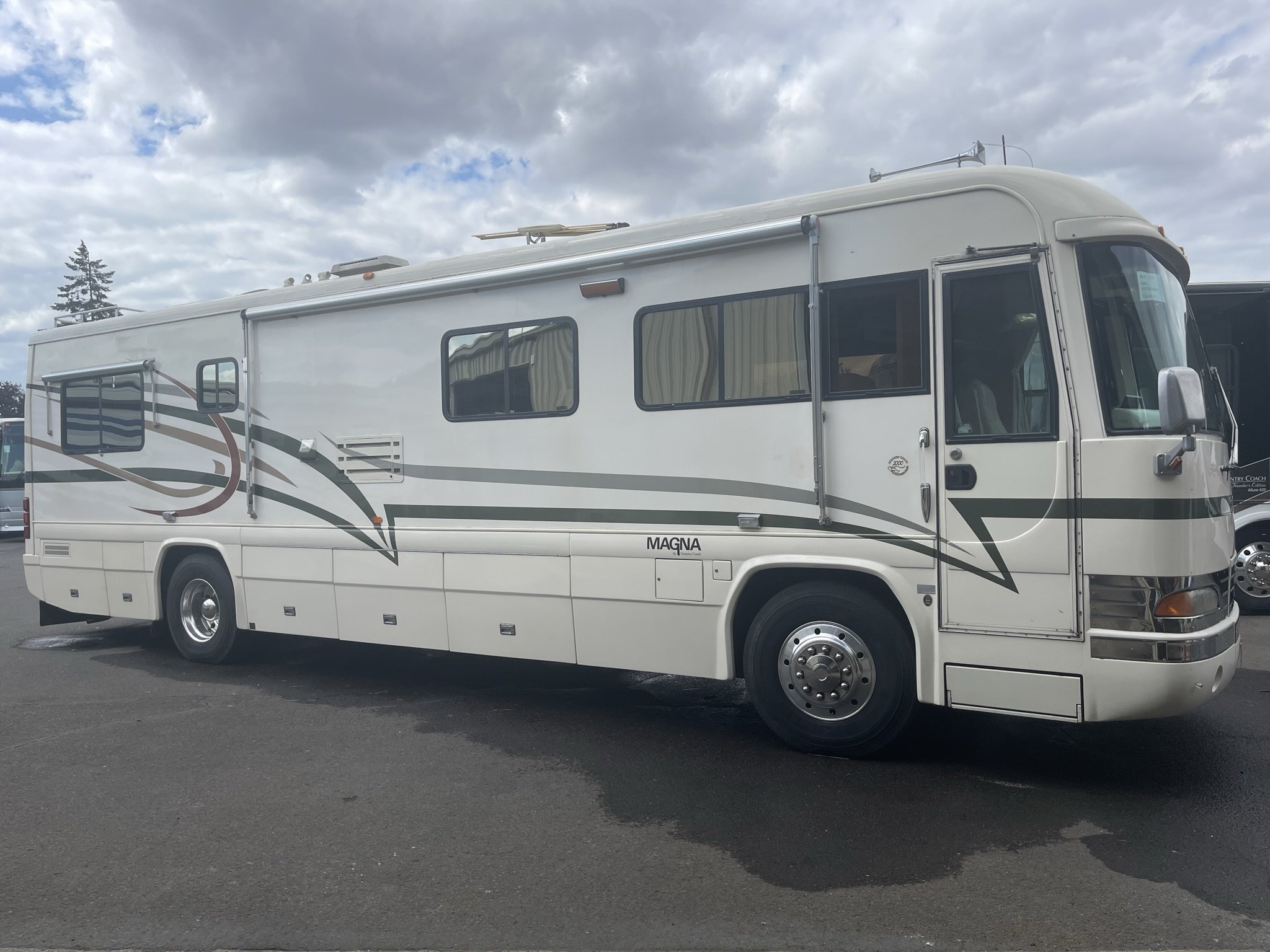 2000 Country Coach 36" Magna "Galley Sensation"