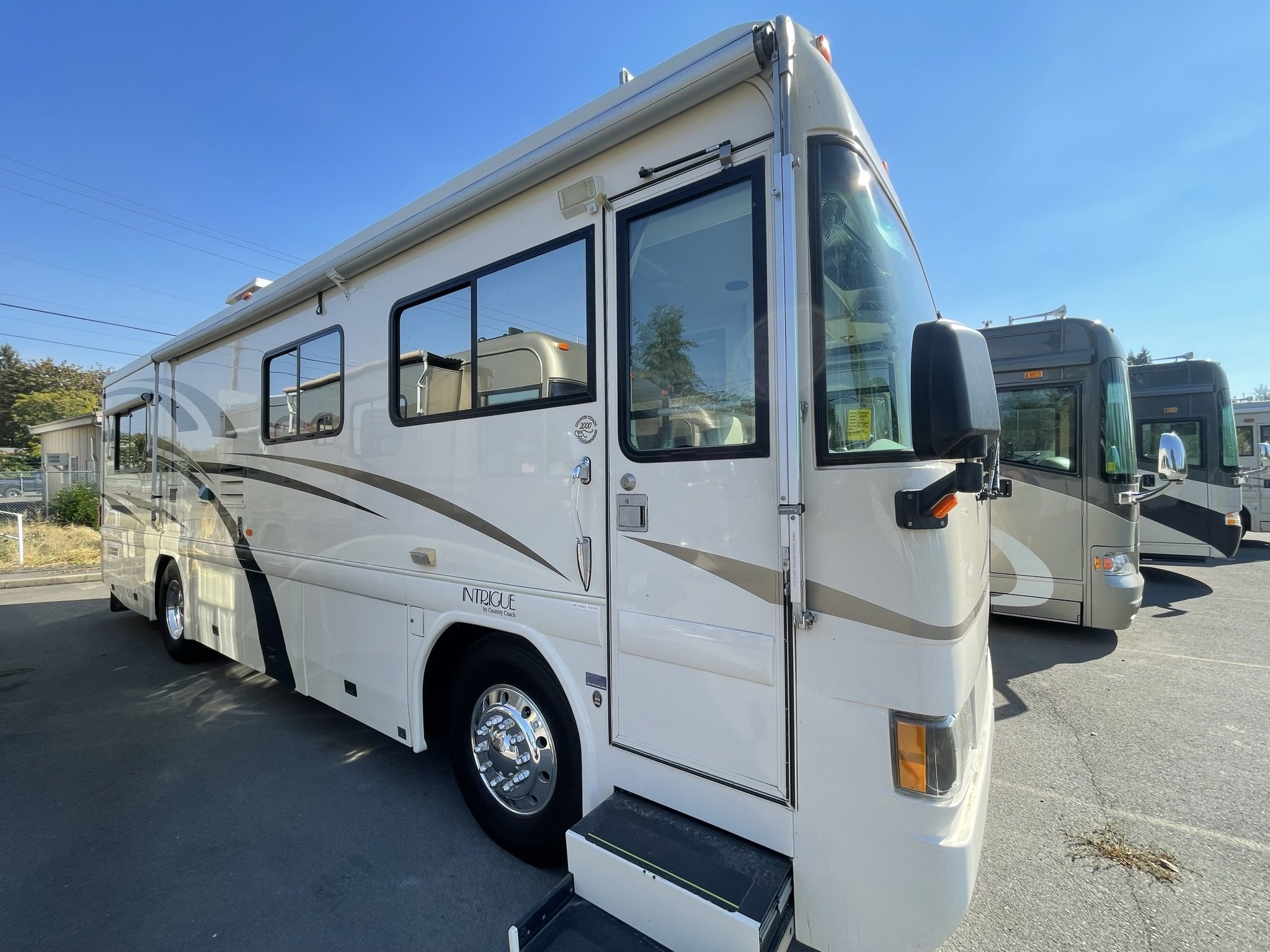 2000 COUNTRY COACH 32' MILLINNIUM INTRIGUE "COOKS DREAM" 