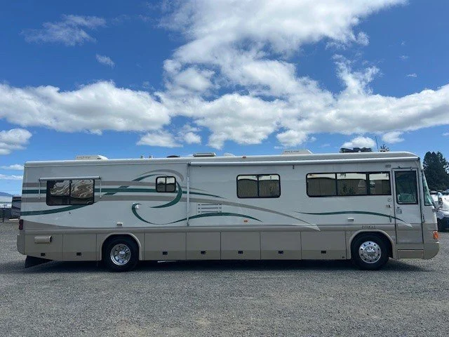 2000 COUNTRY COACH MILLENNIUM INTRIGUE 40'