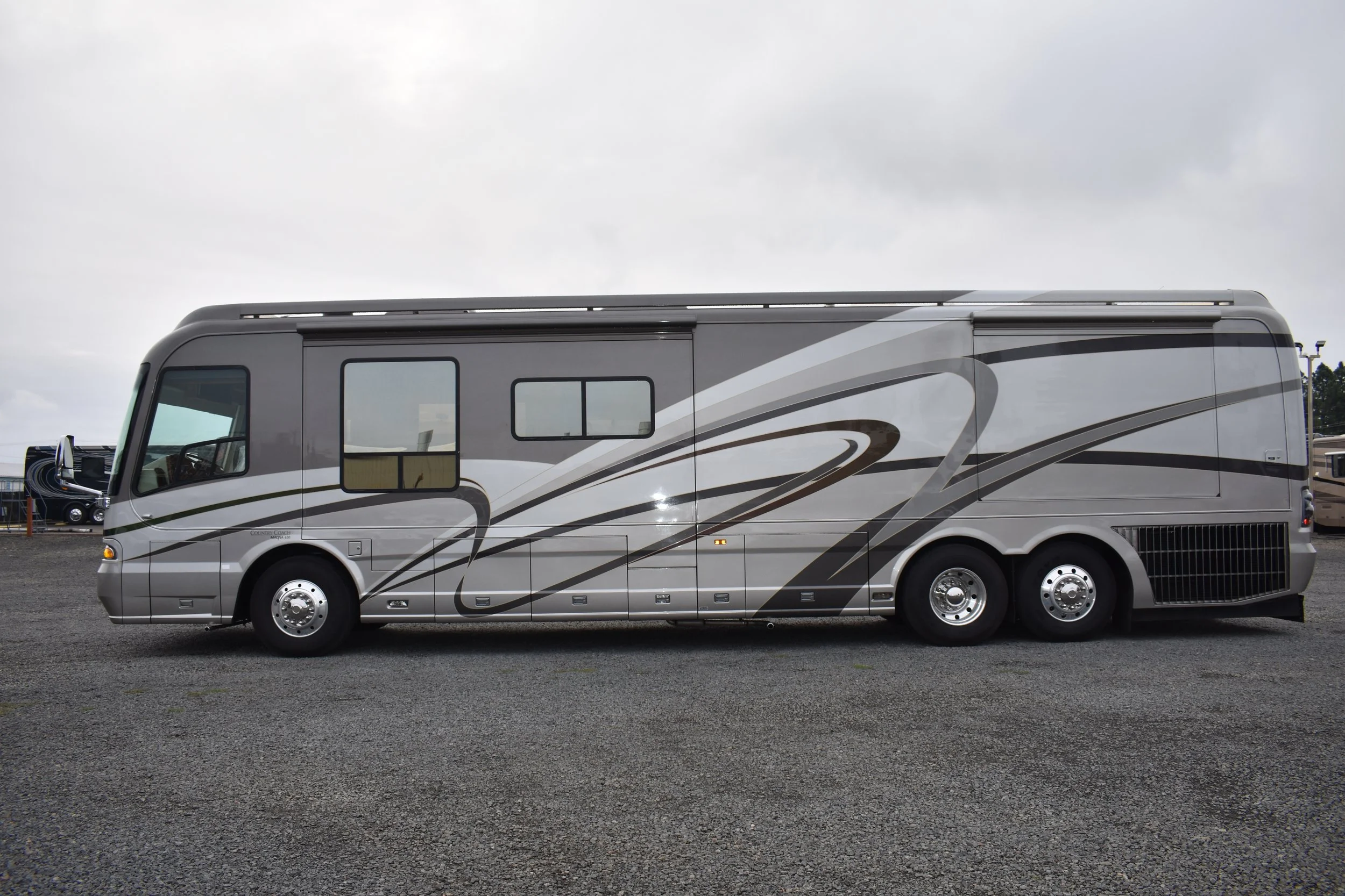 2005 COUNTRY COACH MAGNA 42'