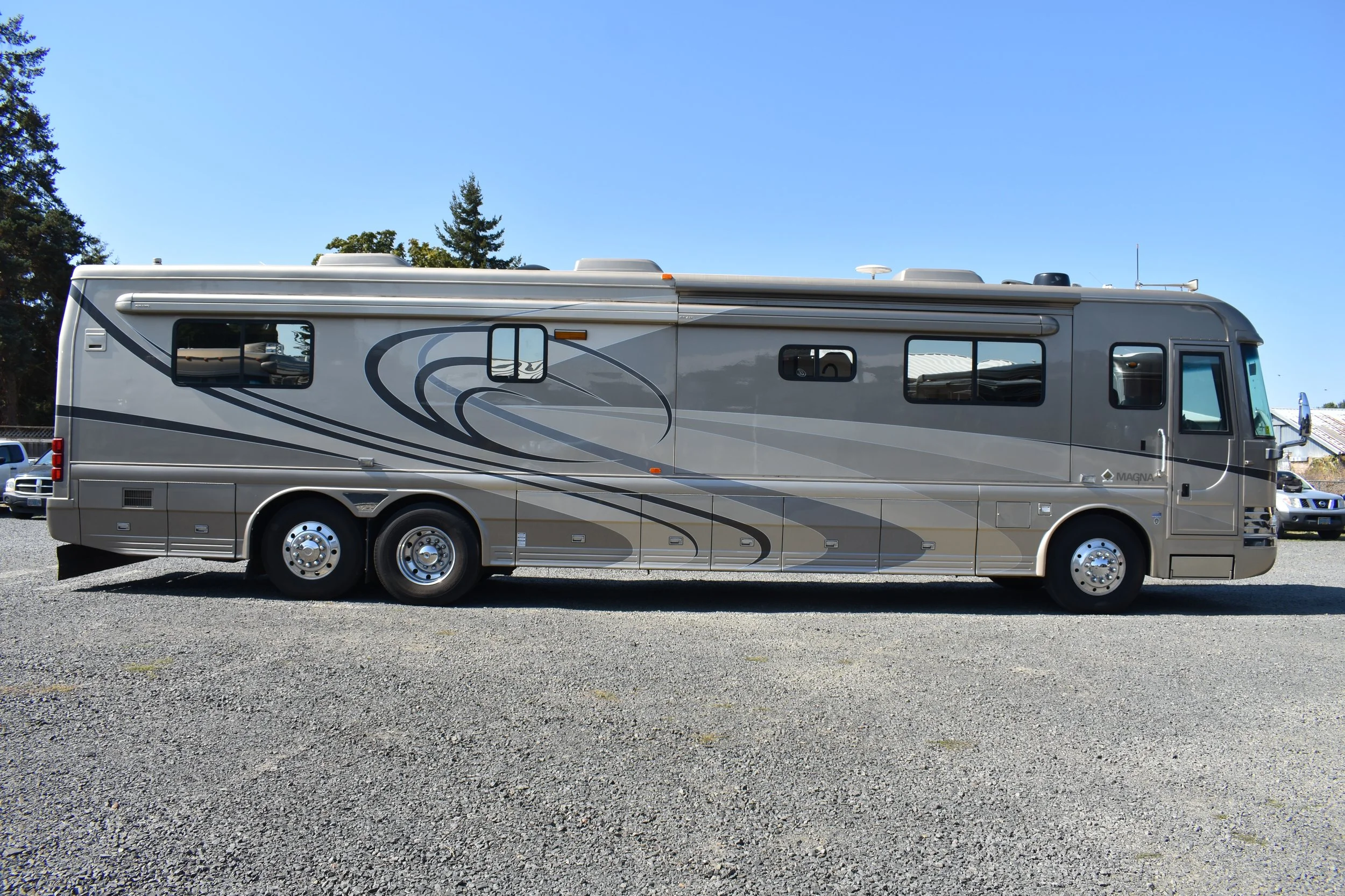 2004 Country Coach Magna 42'