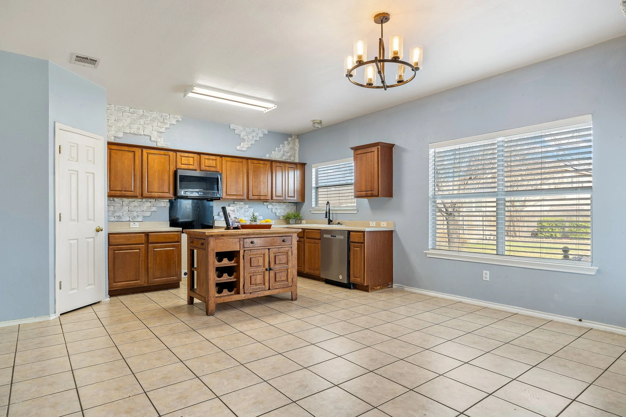 9-web-or-mls-114 Almquist St KCP 021826 - 106.jpg