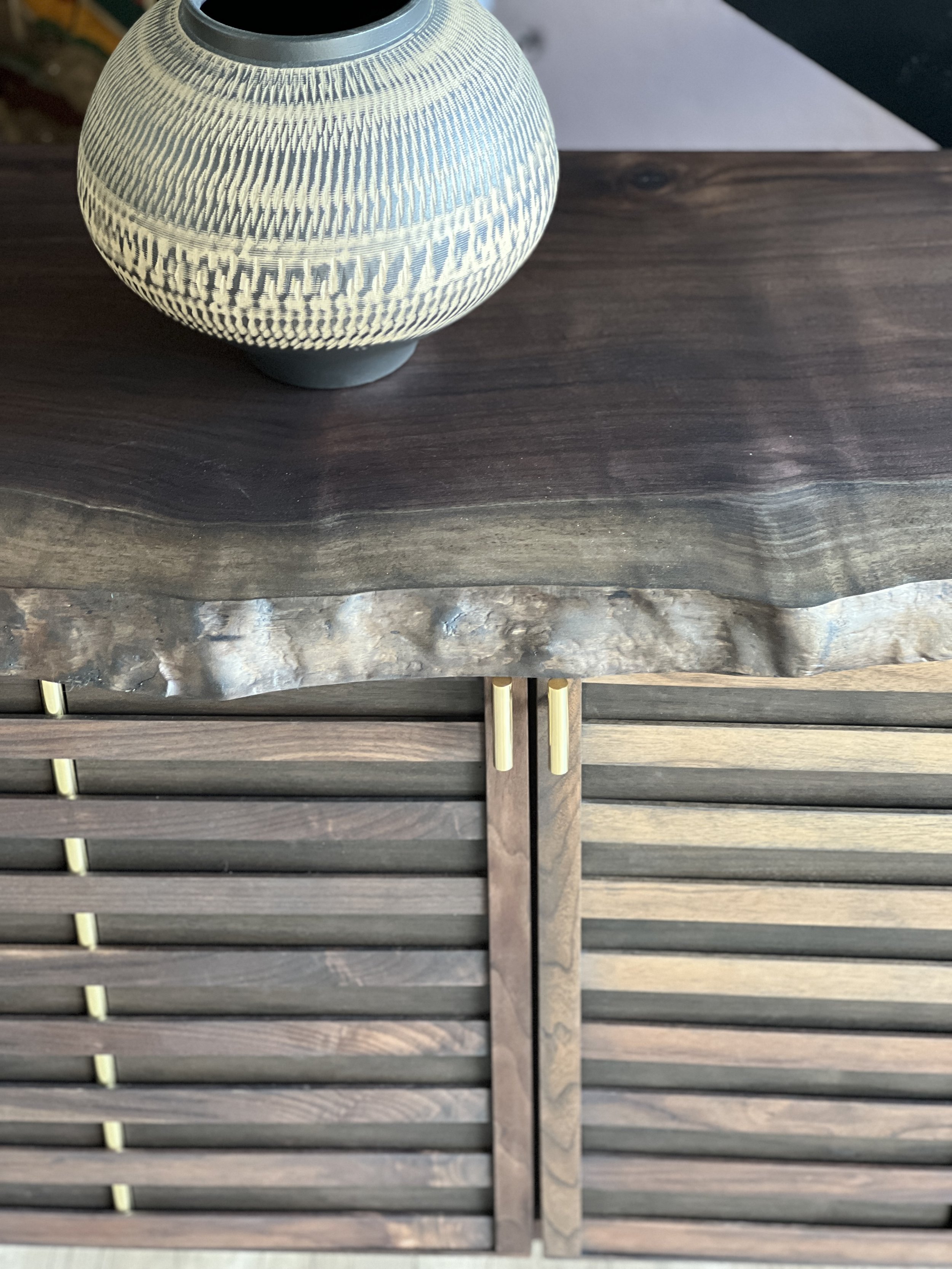 Andres Luer - Atelierluer - INTRECCIO CREDENZA | WALNUT - top surface detail