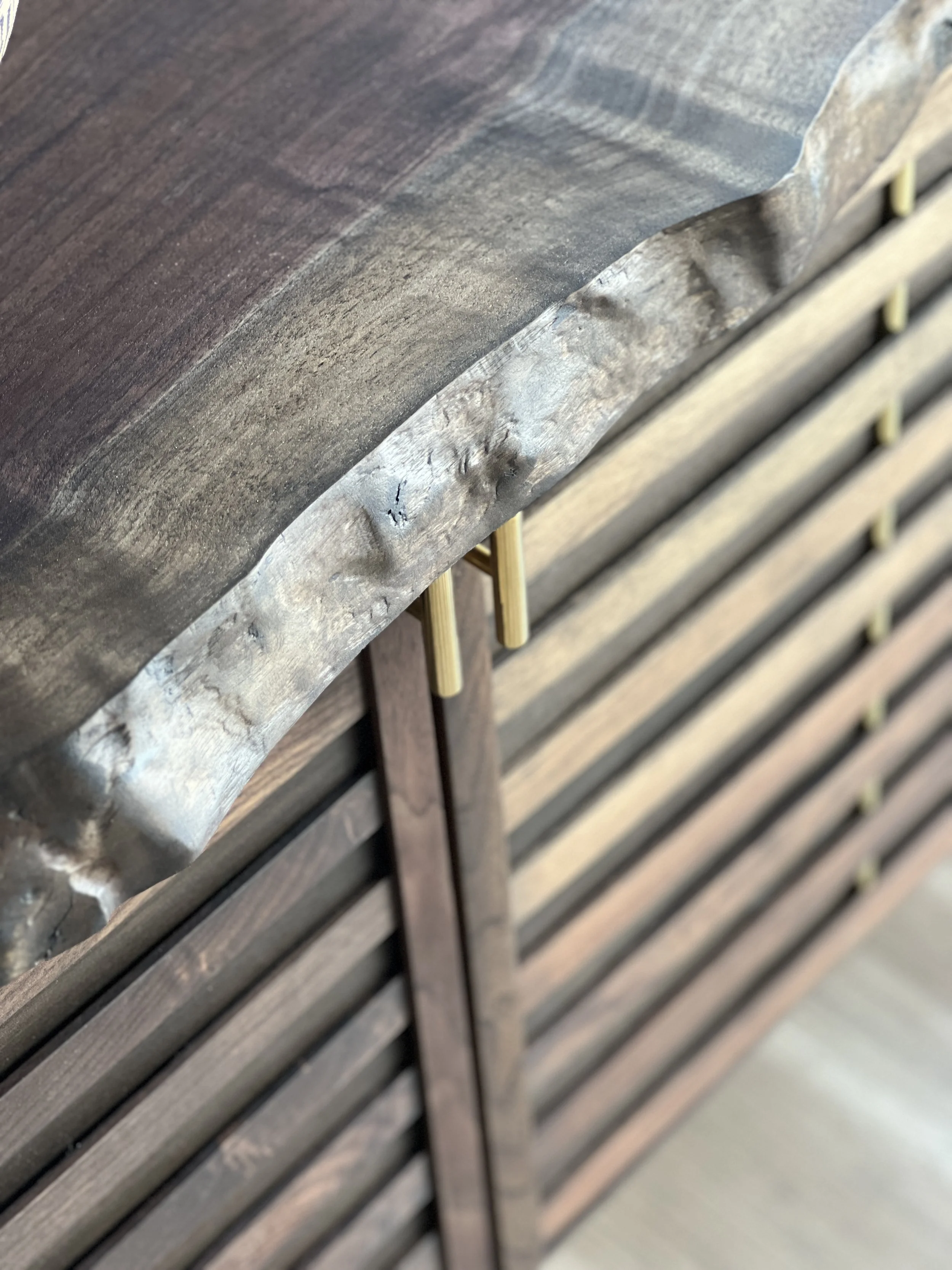 Andres Luer - Atelierluer - INTRECCIO CREDENZA | WALNUT - brass hardware detail