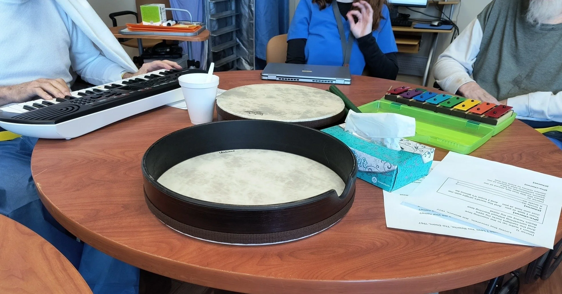 Slice of life photo between interventions from a music therapy group in neuro rehab 🎵🧠 In this session, we were supporting speech language pathologist (SLP) goals of speech intelligibility, word finding, attention, and sequencing. 

Music engagemen