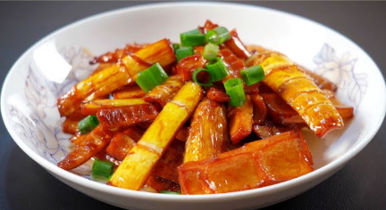 Mo Lingyun, having been fed a piece of braised bamboo shoot directly by Zhao Zhao, felt all words vanish from his mind. Only the redness climbing his cheeks and the quickening beat of his heart remained.