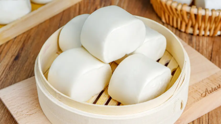 using steamed mantou buns to wipe them completely clean.