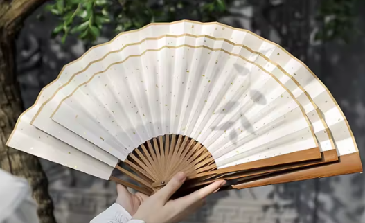 Lord Yaoguang strolled forward, the golden ink folding fan in his hand moved lightly, his face still bearing that easy, rakish smile.