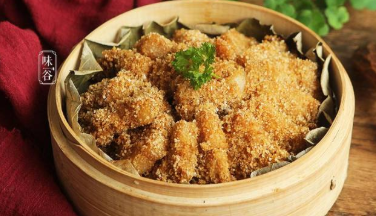 Shi Wenqing’s most famous dish was steamed pork with rice flour in lotus leaf.