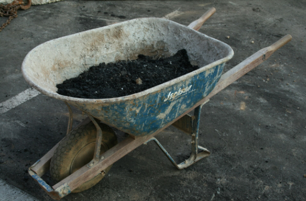 Seeing the dirty little wheelbarrow and the mud-stained work uniforms, Tang Yuxia instinctively frowned.