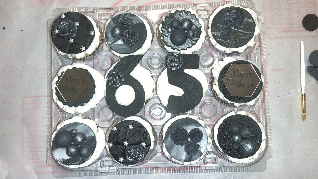 cupcakes with fondant toppers