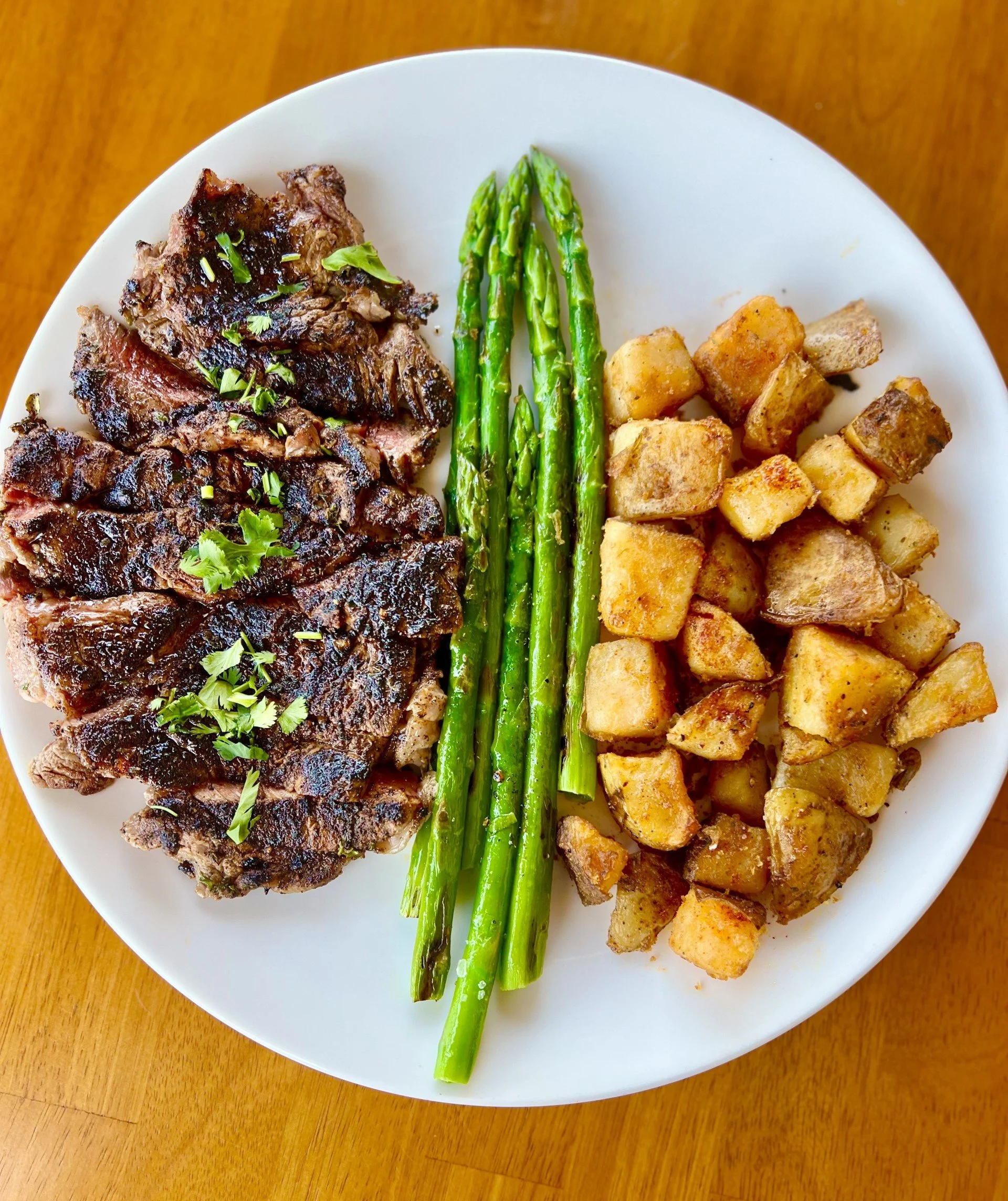 Rib Eye with country potatoes and asparragus.jpg