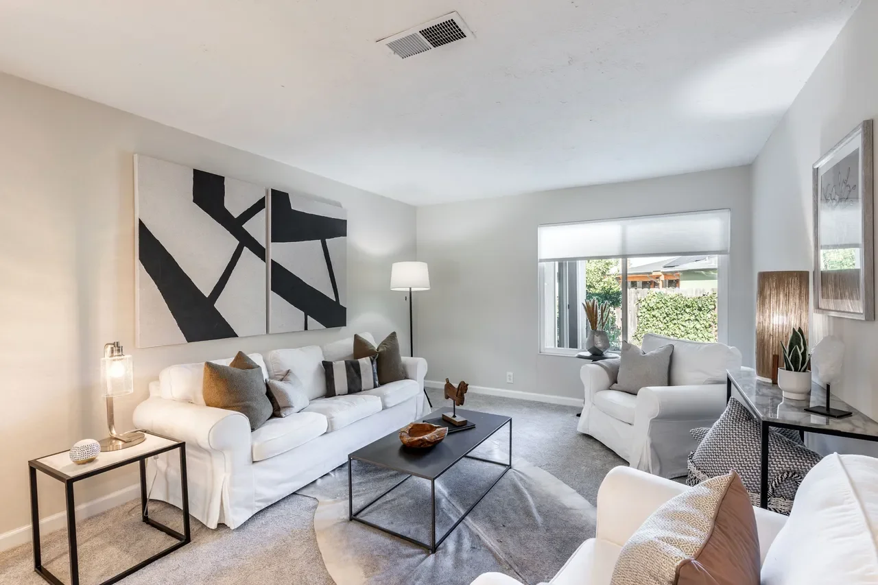 2070 Kaywoodie St 006.webp