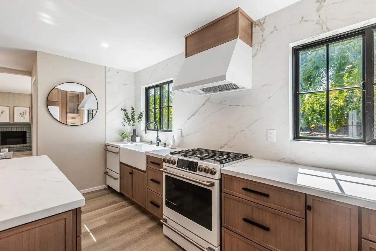 2556 Diericx Dr 007.webp