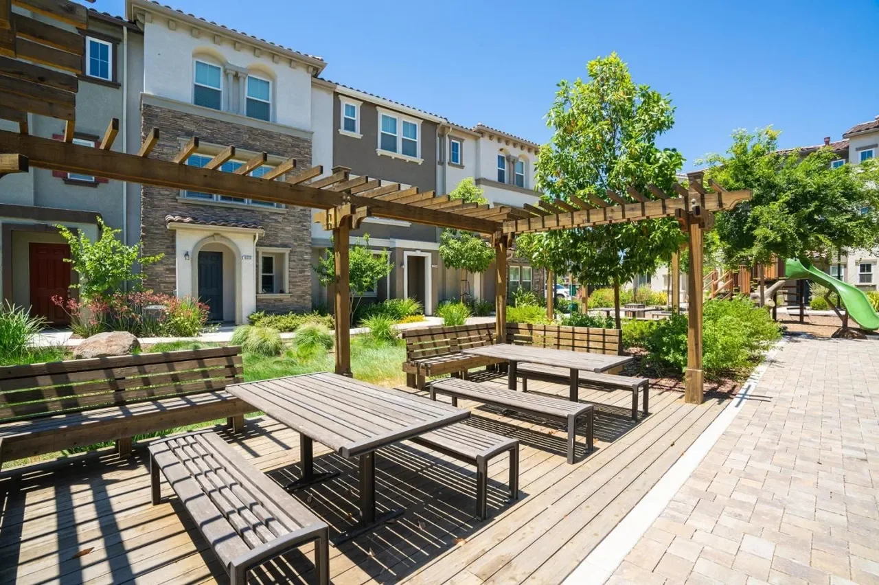 17982 Monterey St 026.webp