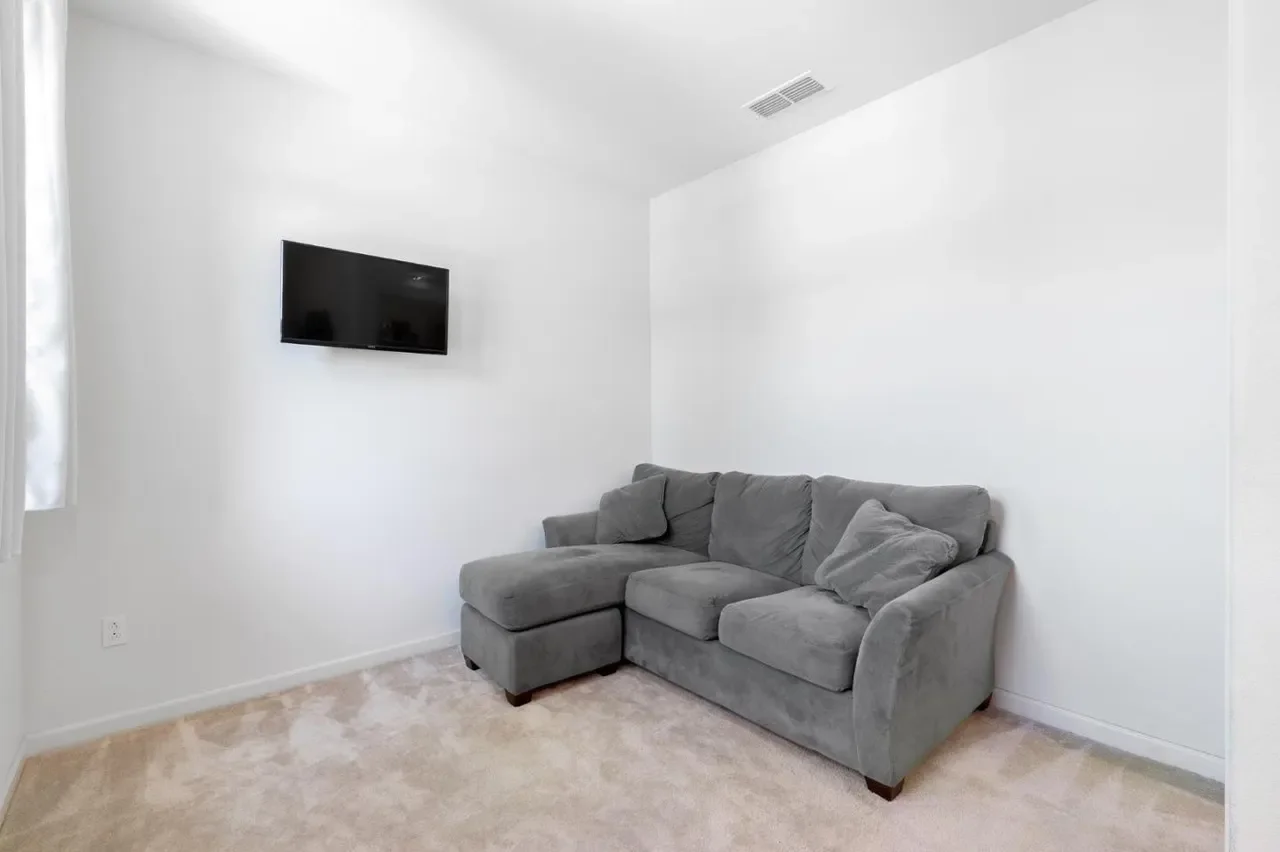 17982 Monterey St 004.webp