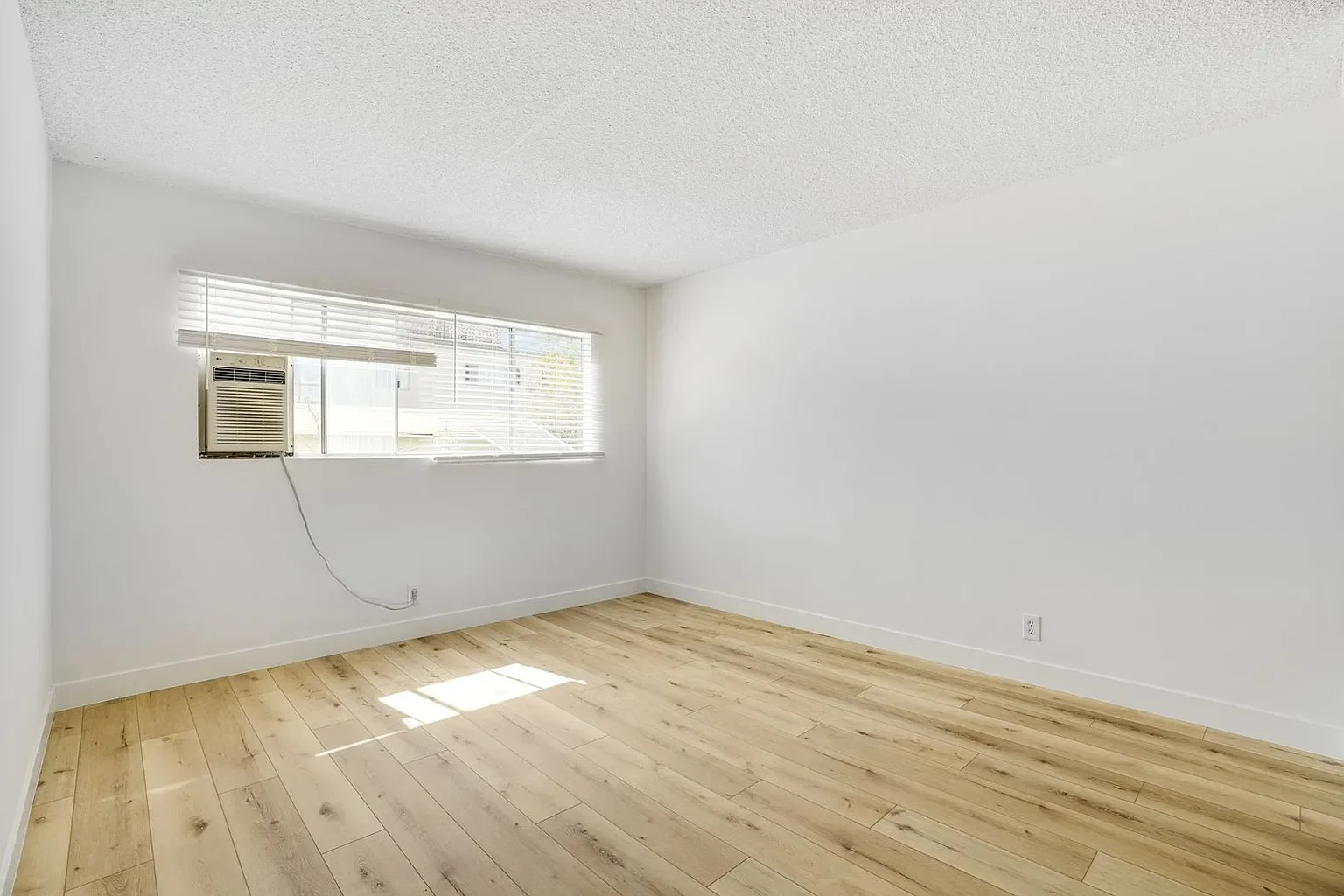 9000 Clifton Way 013.webp