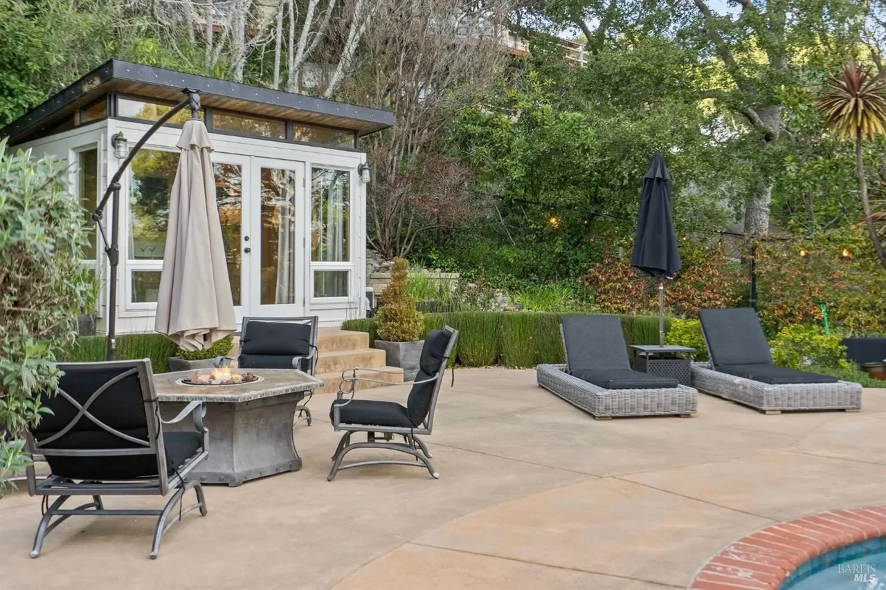 8 Nightingale Lane 004.webp