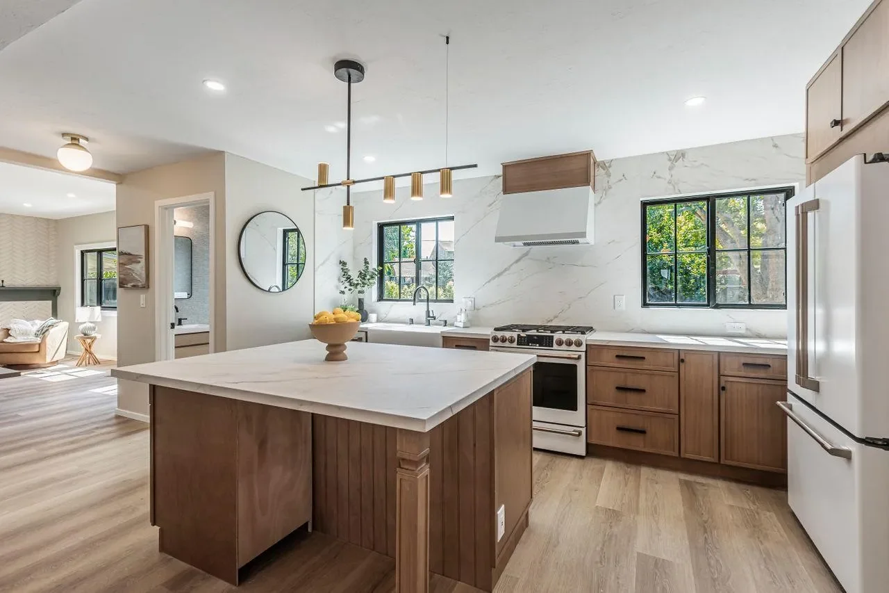 2556 Diericx Dr 006.webp