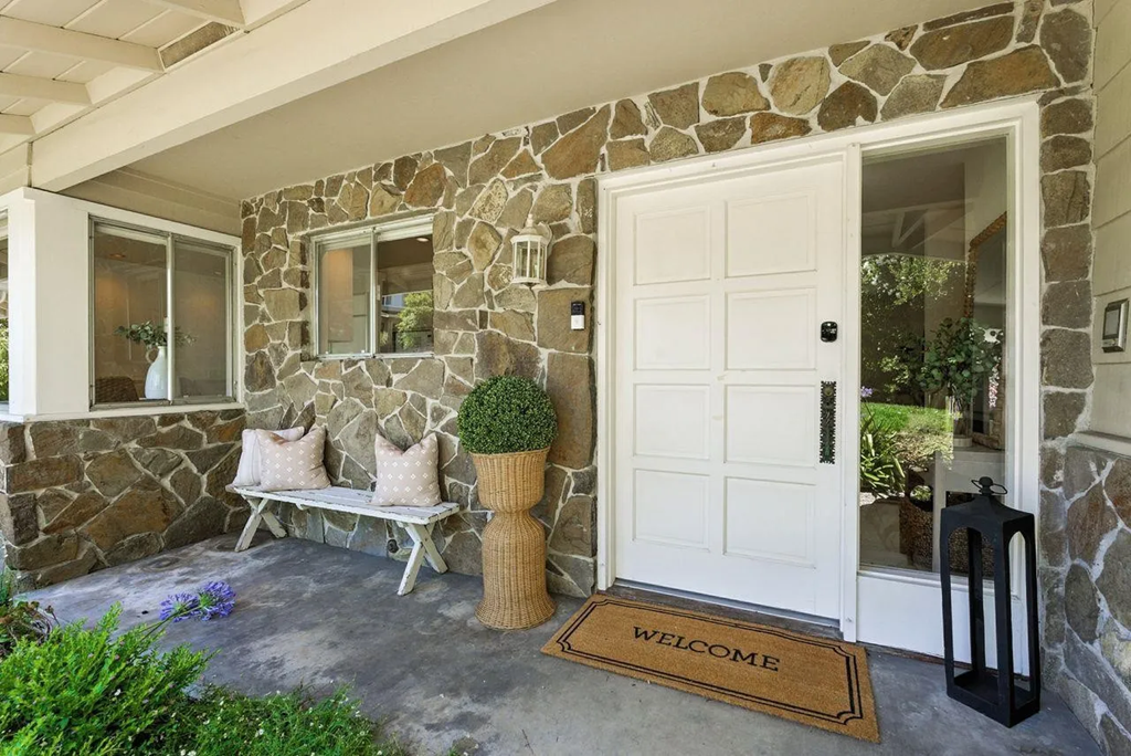 2040 Longden Cir 004.png