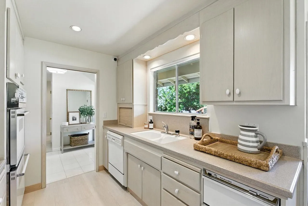 2040 Longden Cir 009.png