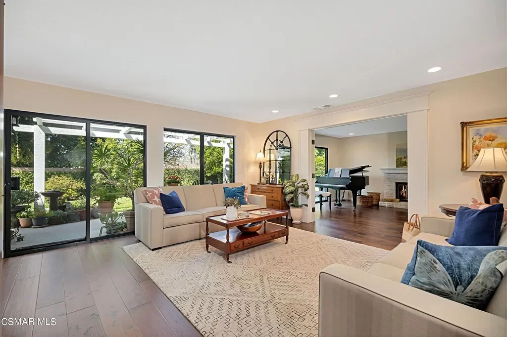 1037 Meadowcrest St 007.webp