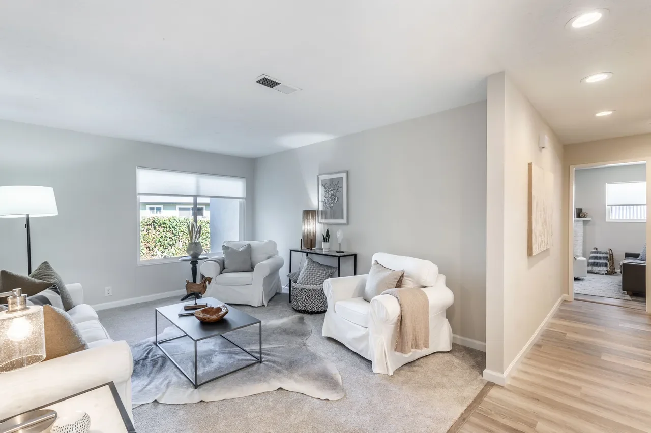 2070 Kaywoodie St 007.webp