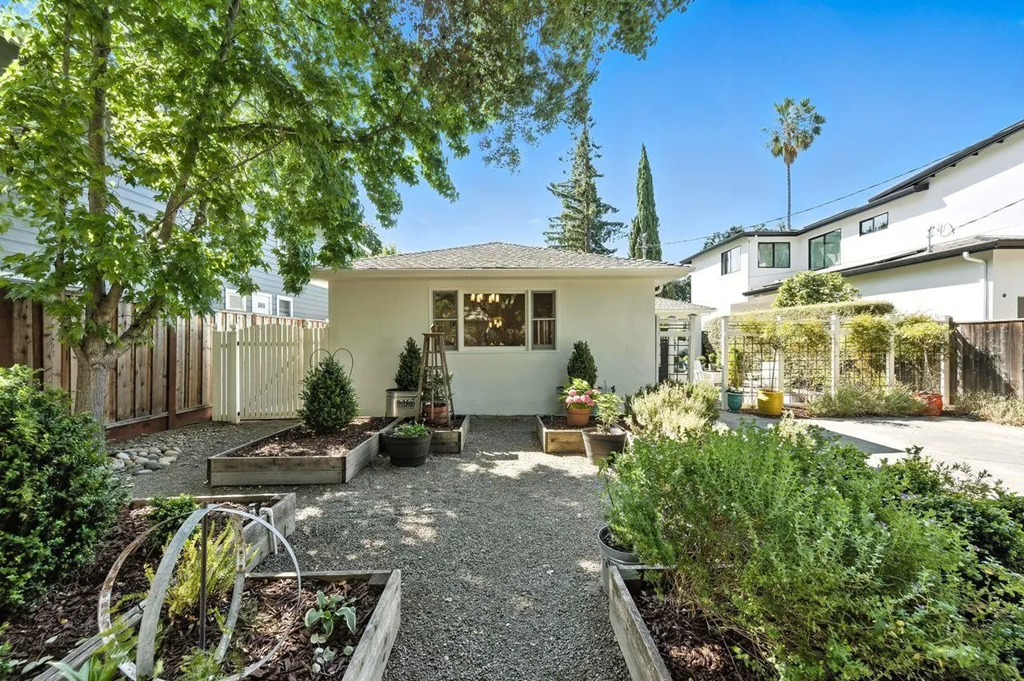 1422 W Selby Ln 007.png